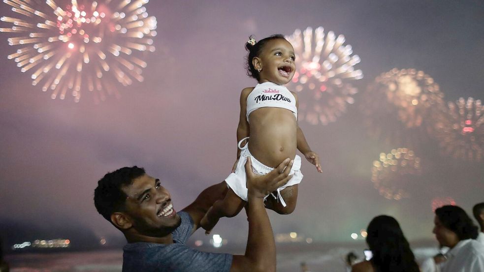 Groß und Klein begrüßen das neue Jahr in Rio. Foto: Bruna Prado/AP/dpa