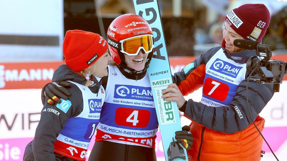 Gute Laune bei den deutschen Skispringerinnen. Foto: Karl-Josef Hildenbrand