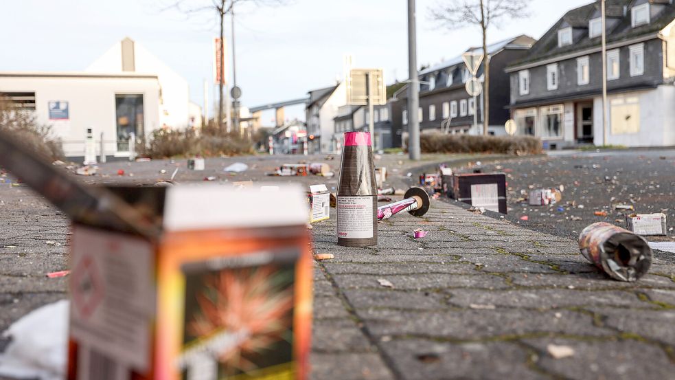 Abgebranntes Feuerwerk und Glasflaschen: So dürfte es am Neujahrsmorgen in vielen Wohngebieten aussehen. Foto: IMAGO/Rene Traut