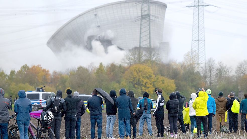 Seit dem Ausstieg aus der Kernenergie 2023 machen Atommeiler in Deutschland meist durch Sprengungen auf sich aufmerksam. Die CSU will die Technologie nun aber wieder ins Land zurückholen - mit modernen Mini-Atommeilern. (Symbolbild) Foto: Sven Hoppe