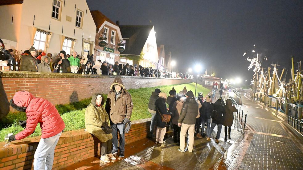 Auch bei diesem Jahreswechsel war wieder viel los in Greetsiel. Viele Greetsieler und Besucher des Fischerdorfs trafen sich im Kutterhafen zum Anstoßen und entzünden von Feuerwerk. Foto: Heinz Wagenaar