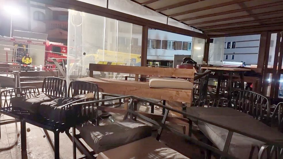Hunderte Menschen hatten in der Bar den Jahreswechsel gefeiert. Foto: Police Cantonale Valaisanne/Poli