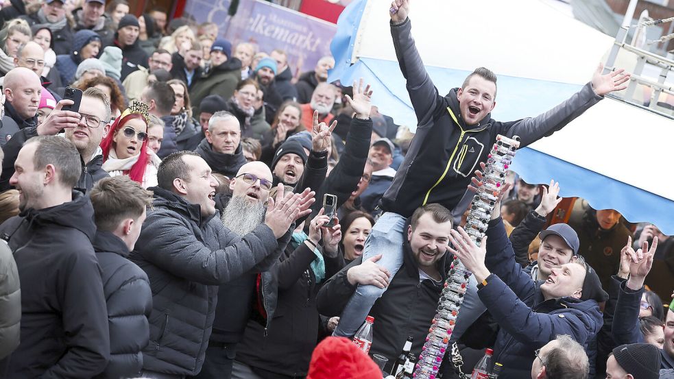 Wer baut den höchsten „Hubi-Turm“? Partygäste im Emder Stadtgarten beim Elführtje waren wieder für viel Spaß zu haben. Foto: Jens Doden