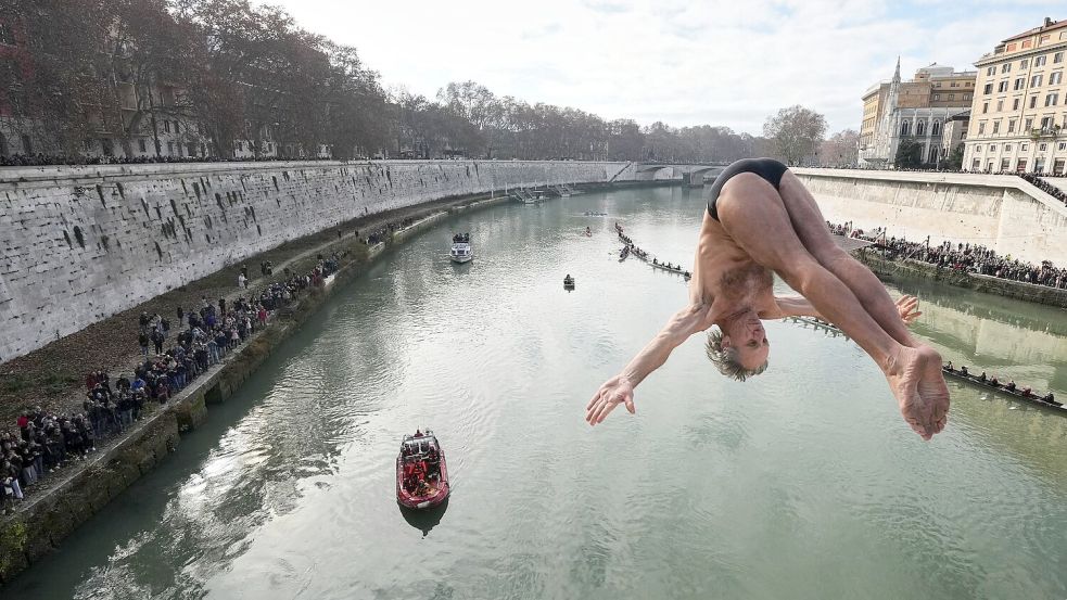 Wie jedes Jahr verfolgten zahlreiche Schaulustige das traditionelle Neujahrsspektakel vom Wasser in Ruderbooten oder vom Ufer aus. Foto: Andrew Medichini/AP/dpa