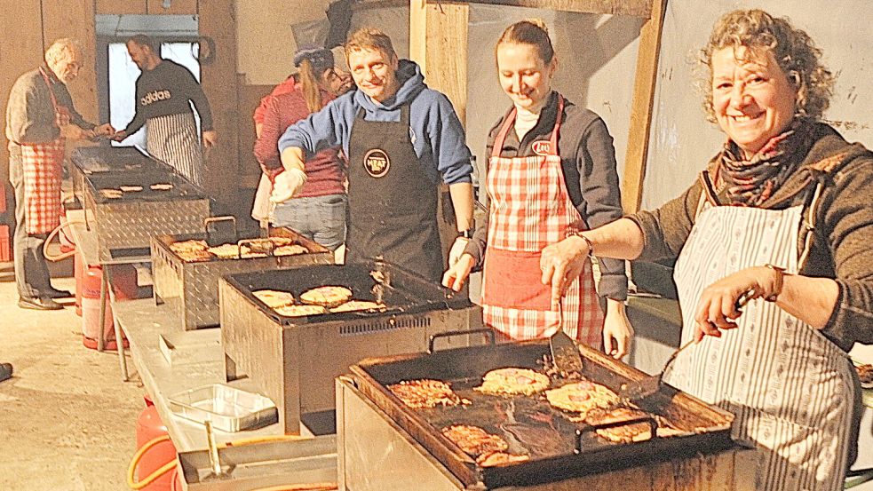 In der Mühle in Logabirum wurde an acht Brätern Speckendicken gebraten. Foto: Bodo Wolters