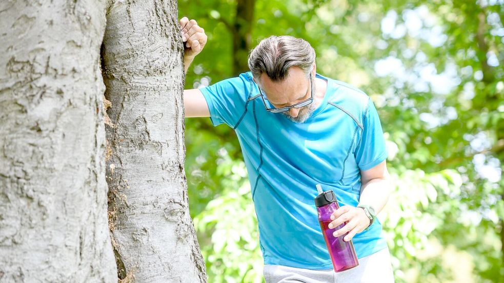 Warum kollabieren selbst trainierte Läufer bei Hitze? Eine Sportpsychologin erklärt den schmalen Grat zwischen Ehrgeiz und Gesundheitsrisiko. Foto: Tobias Hase/dpa-tmn