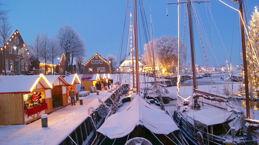 Der Wintermarkt in Carolinensiel am Museumshafen lockt ebenfalls am 2. Januar 2026 zum letzten Mal mit Fischbrötchen, Bratwurst, Glühwein und anderen Leckereien. Foto: Sielhafenmuseum