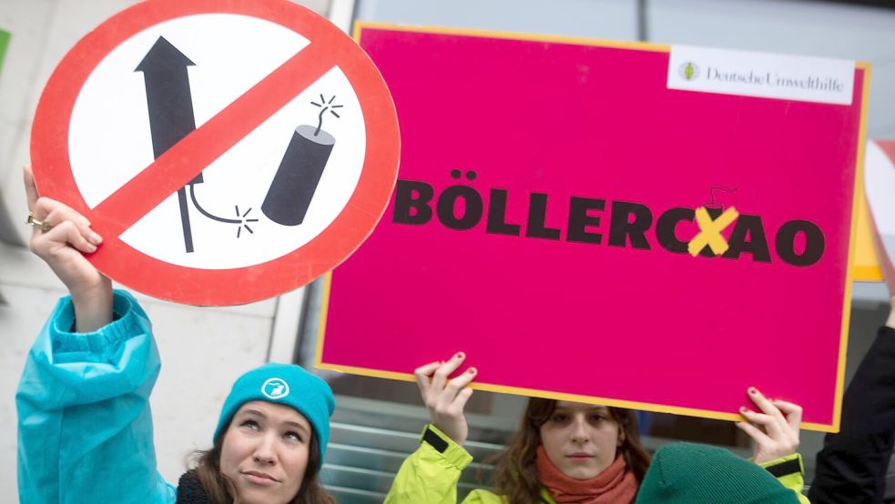 Diese Aktivistinnen vor dem Bundesinnenministerium in Berlin unterstützen das unter anderem von der Deutschen Umwelthilfe geforderte bundesweite Böllerverbot. Foto: Sebastian Gollnow/dpa