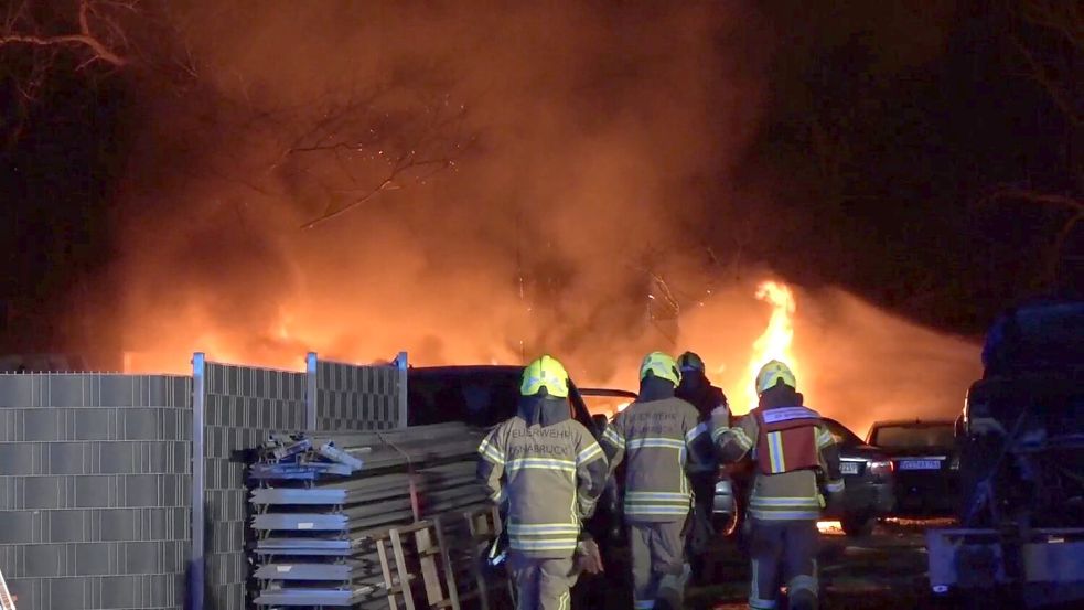 Großbrand in Osnabrück: Etwa ein Dutzend Fahrzeuge sind in einer Autolackiererei ausgebrannt. Foto: NWM-TV