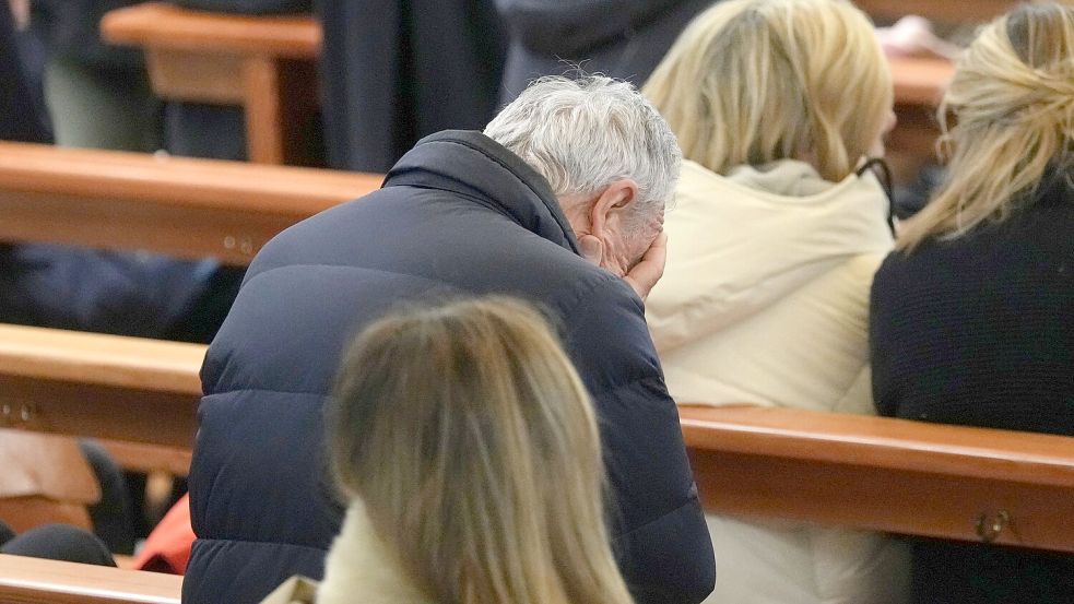 Anwohner von Crans-Montana sind fassunglos. Foto: Antonio Calanni/AP/dpa