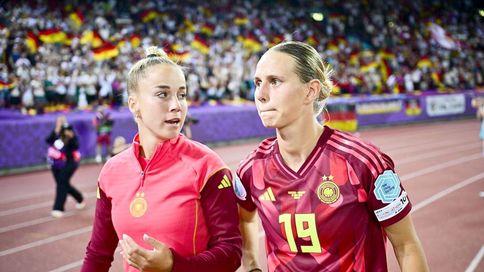 Kapitänin Giulia Gwinn und Klara Bühl: Die WM 2027 schon im Blick. (Archivbild) Foto: Sebastian Christoph Gollnow