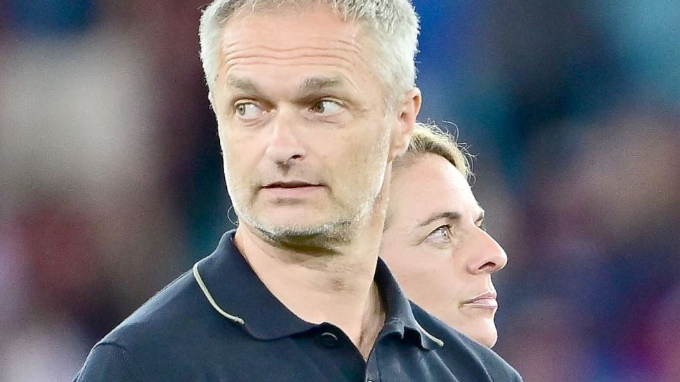 Genießt das Vertrauen von Sportdirektorin Nia Künzer (r): Bundestrainer Christian Wück. (Archivbild) Foto: Sebastian Christoph Gollnow