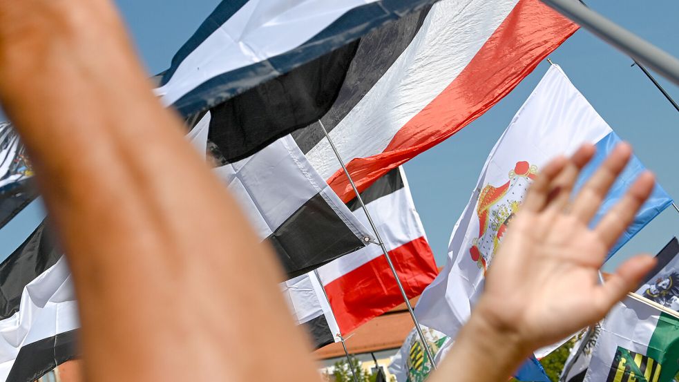 Sie wird gerne als Erkennungszeichen für sogenannte Reichsbürger gesehen: die schwarz-weiß-rote Fahne. DPA-Symbolfoto: Heiko Rebsch