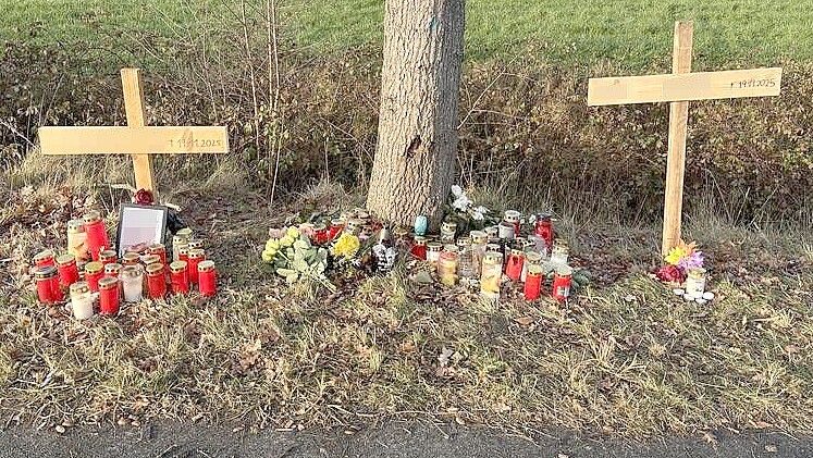 Am 19. November 2025 wurden zwei junge Männer bei einem Unfall auf der Friedeburger Straße tödlich verletzt. Ein 62-Jähriger erlitt schwere Verletzungen. Foto: Susanne Ullrich/Archiv