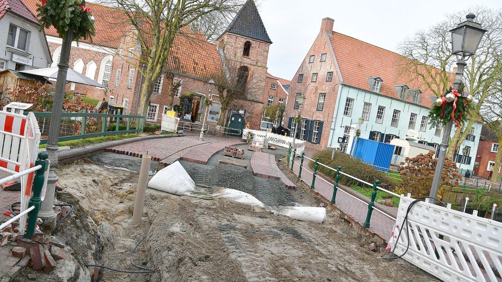 Einmal alles neu: Die Mühlenstraße im Greetsieler Ortskern wird gerade komplett saniert. Bis alles fertig ist, wird es noch Jahre dauern. Fotos: Heinz Wagenaar