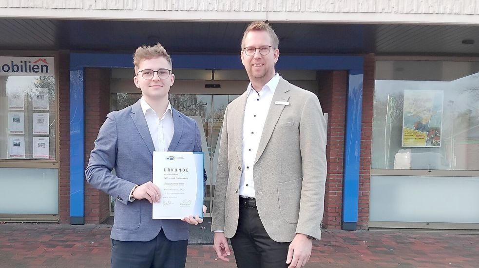 Bankkaufmann Robin Struthoff (links) wurde von der IHK mit Bestnote „Sehr gut“ ausgezeichnet. Auch Ausbilder Carsten Kockel (Leitung Ausbildung und Marktunterstützung Raiffeisenbank Flachsmeer) freut sich über diese Auszeichnung. Foto: Clarissa Scherzer