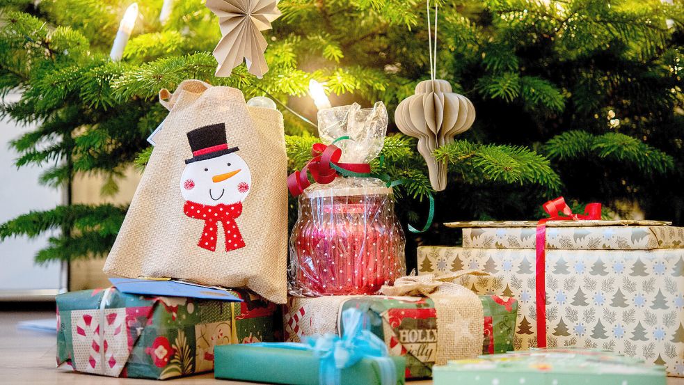 Weihnachtsbaum und Geschenke gehören für viele heute zum Weihnachtsfest dazu. Foto: Hauke-Christian Dittrich/dpa