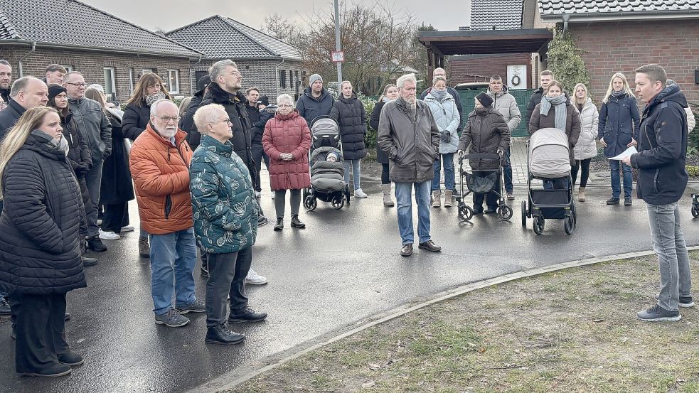 Mitorganisator Patrick Haak (rechts) erläuterte bei einem Vor-Ort-Treffen, welche Probleme es aus Sicht der Anlieger gibt. Foto: Carsten Ammermann