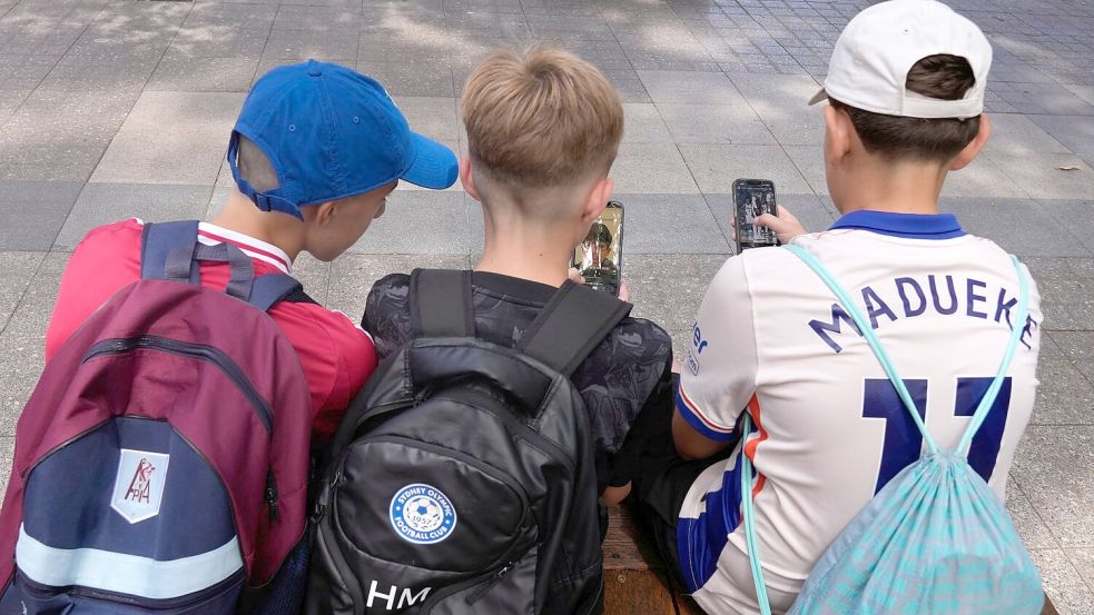 In Australien dürfen Kinder und Jugendliche unter 16 Jahren keine eigenen Konten mehr auf vielen großen Social-Media-Plattformen besitzen. (Archivbild) Foto: Rick Rycroft/AP/dpa