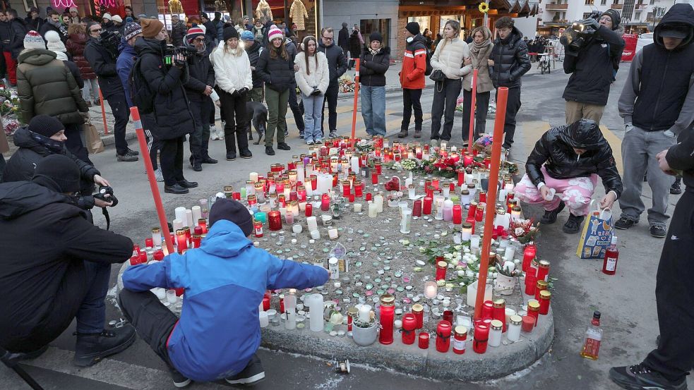 Fassungslosigkeit und weiterhin große Anteilnahme nach der Feuertragödie in Crans-Montana. Foto: IMAGO/MAXPPP