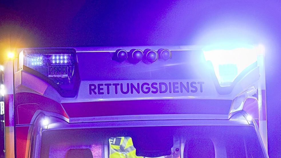 Mit zahlreichen Einsatzfahrzeugen aus mehreren Kreisen eilte der Rettungsdienst nach einem Vorfall in einem Fischrestaurant nach Timmendorfer Strand Foto: IMAGO/Eibner-Pressefoto/Marcel von Fehrn