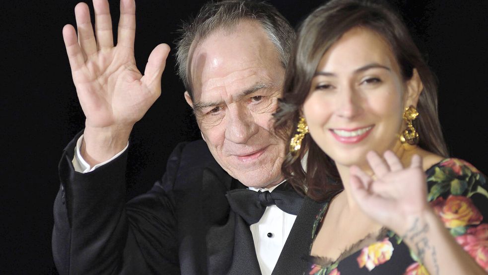 Der US-amerikanische Schauspieler Tommy Lee Jones 2017 mit seiner Tochter Victoria bei einem Filmfestival in Tokio. Die 34-Jährige wurde jetzt tot in einem Hotelzimmer gefunden. Foto: IMAGO/Anadolu/David Mareuil