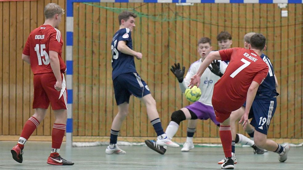 Torschützen unter sich: Fabian Krause brachte Neermoor im „Endspiel“ gegen Jheringsfehn in Führung. Doch SV-Torwart Jesko Kruse (Hintergrund) schlug höchstpersönlich zurück. Foto: Hans Damm