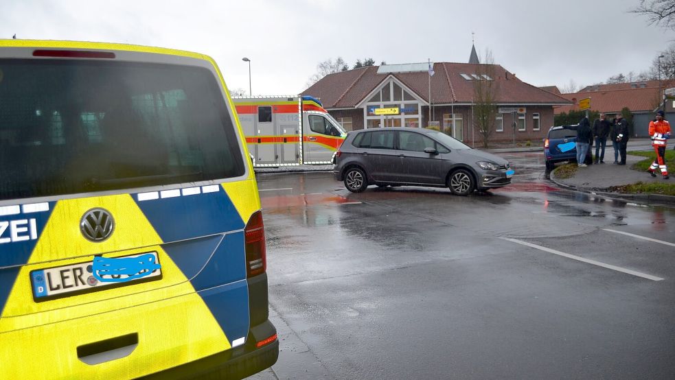 Zwei Autos stießen am Freitagmittag, 2. Januar, im Kreisverkehr des Rhauderfehner Ortsteils Collinghorst zusammen. Foto: Astrid Fertig
