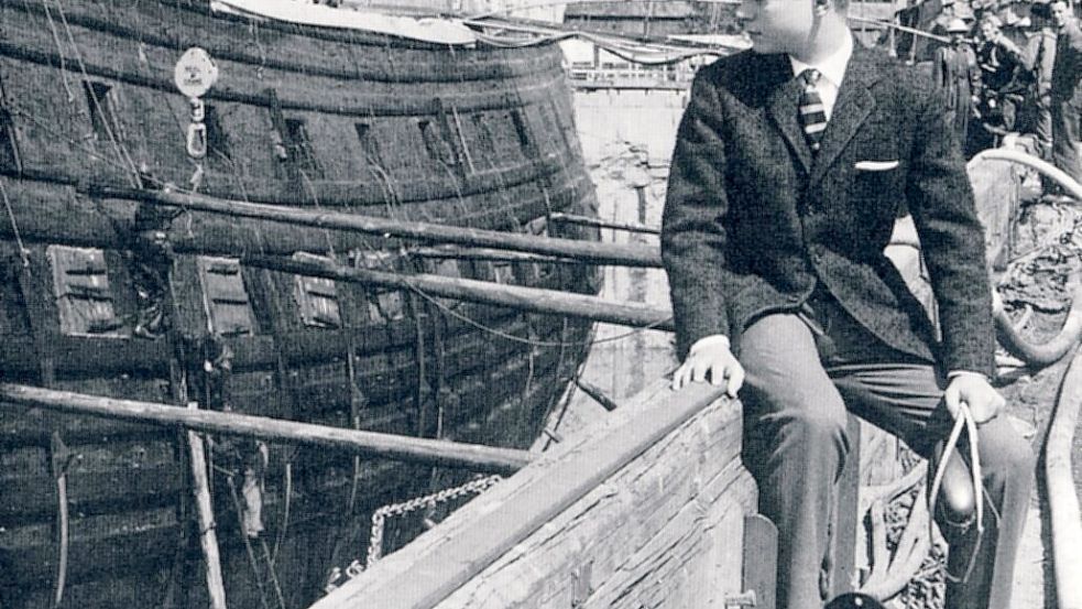 Der heutige schwedische König Carl Gustaf blickt 1961 auf die Vasa, ein Schlachtschiff, mit dem sein Vater, der damalige König in den Krieg ziehen wollte. Dann kam es anders. Foto: Pressens bild/Wikimedia Commons