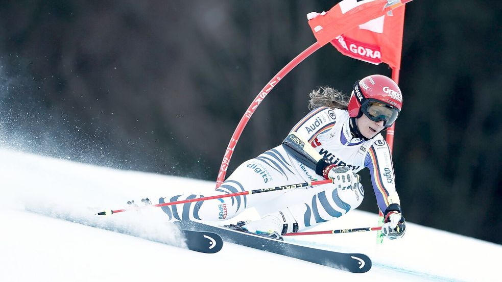 Lena Dürr schafft es in Kranjska Gora im Riesenslalom nicht in die Top 15. Foto: Gabriele Facciotti/AP/dpa