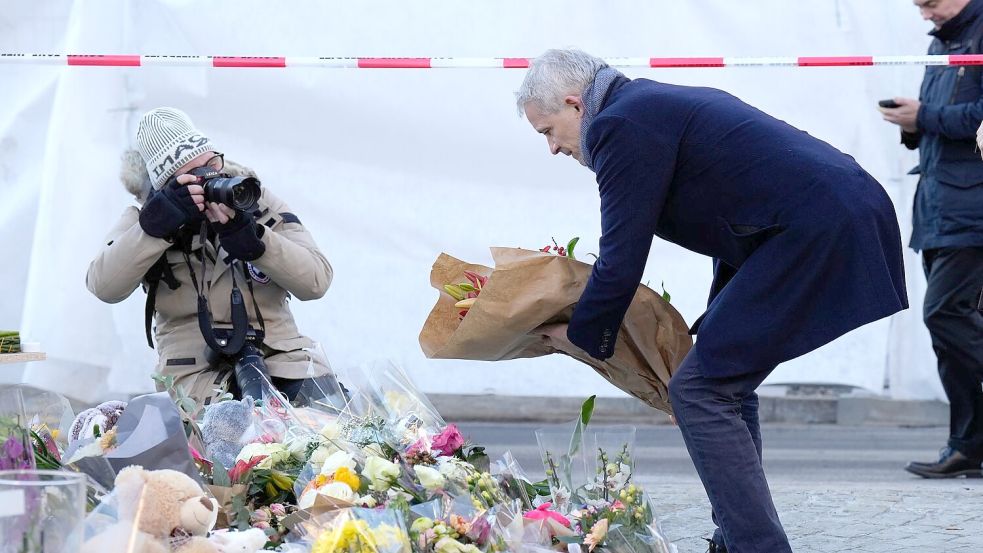 Der Justizminister gedenkt der Opfer in Crans-Montana. Foto: Baz Ratner/AP/dpa