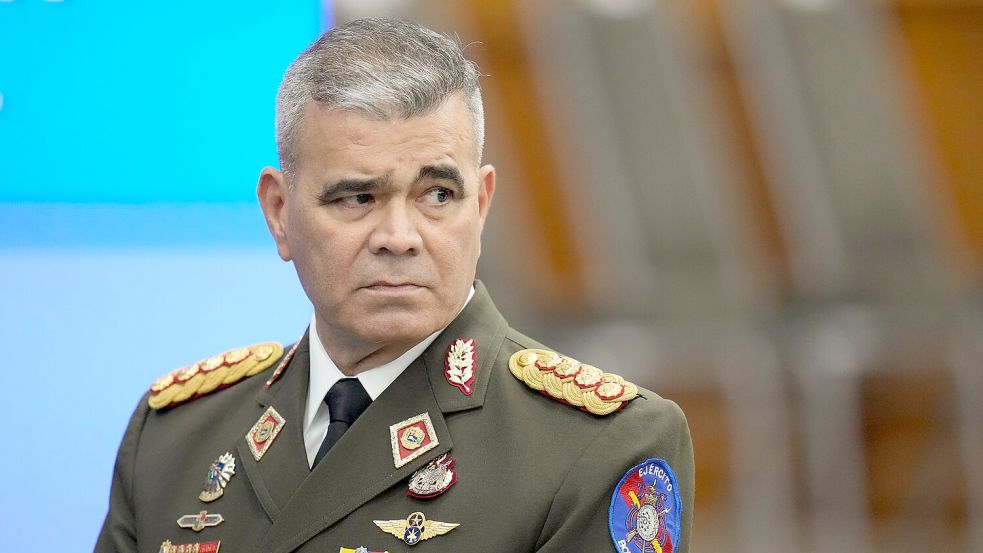 Der venezolanische Verteidigungsminister Vladimir Padrino Lopez kontrolliert auch Schlüsselbereiche der Wirtschaft und Verwaltung. (Archivbild) Foto: Matias Delacroix/AP/dpa
