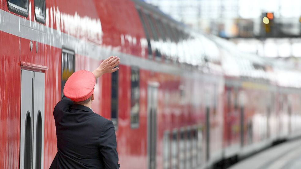 Vor allem im Nahverkehr erleben Mitarbeiter der Deutschen Bahn oft Aggression. (Archivbild) Foto: Soeren Stache