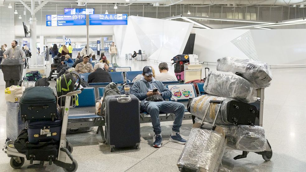 Am Flughafen Athen und anderen Airports Griechenlands müssen Reisende warten. (Archivbild) Foto: Socrates Baltagiannis/dpa