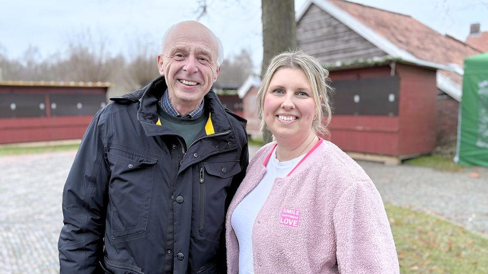 Herbert Dirks und Hilka Lienemann haben sich gesucht und gefunden. Zusammen drehen sie Filme für die sozialen Medien unter dem Motto „Teetied. Auf eine Tasse Tee mit Herbert“. Foto: Nicole Böning