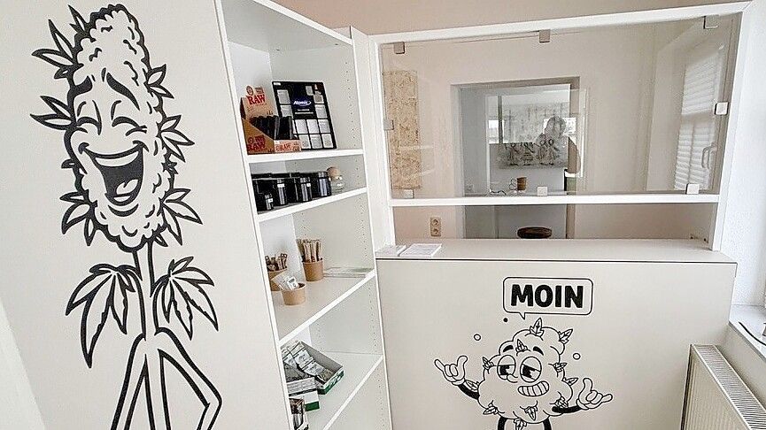 Der Verkaufstresen im bald öffnenden Clubhaus des Cannabis-Social-Clubs „Emsgrow“. Foto: Fabian Loh