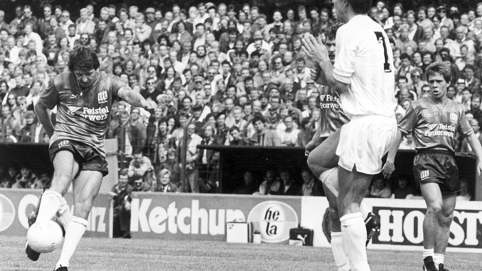 Traumtor am Millerntor: Dietmar Grabotin legte einen indirekten Freistoß mit einem Lupfer für Paul Linz vor, der mit einem perfekten Volley gegen den FC St. Pauli traf. Foto: Neue-OZ-Archiv/Michael Hehmann