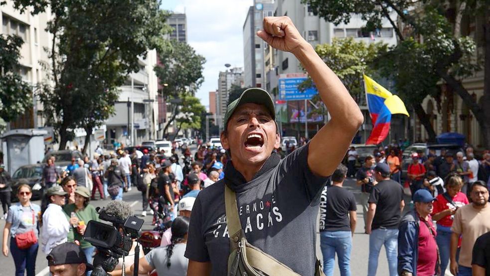 Für ein Ende der Regierungskrise müssen wohl auch die Anhänger des gestützten Präsidenten Maduro eingebunden werden. Foto: Javier Campos/dpa
