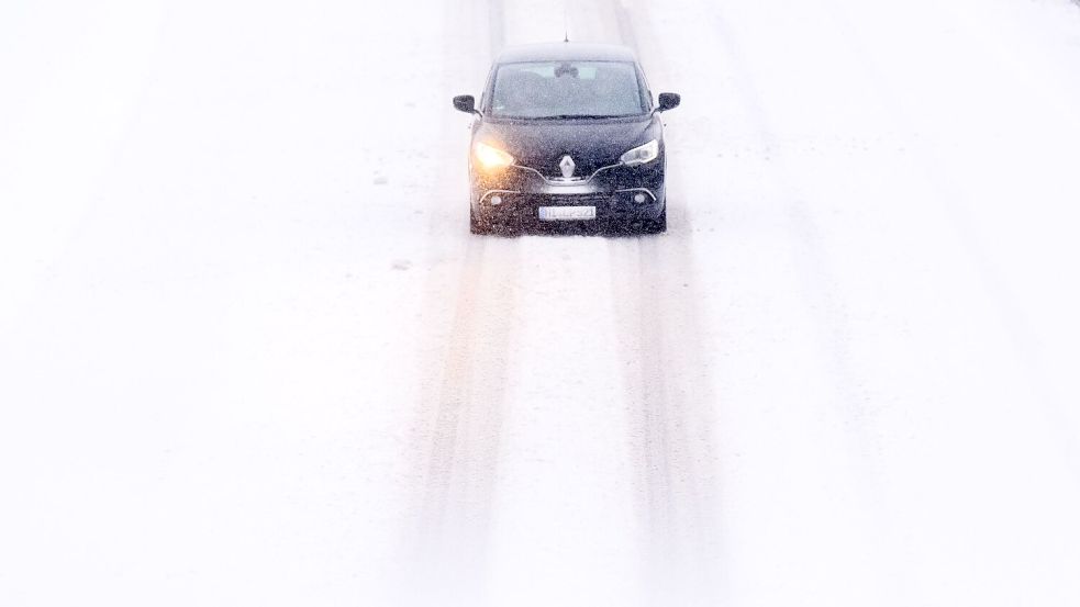 Schneebedeckte Fahrbahnen sorgen vielerorts für rutschige Verhältnisse. Foto: Julian Stratenschulte