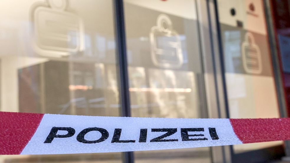 Ein Absperrband der Polizei hängt vor der Filiale der Sparkasse, deren Schließfächer ausgeräumt wurden Foto: Oliver Berg