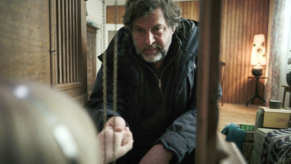 Tatort-Kommissar Friedemann Berg (Hans-Jochen Wagner) hat im Haus ein Weinen gehört und macht im Uhrenkasten eine Entdeckung. Foto: © SWR/Benoît Linder