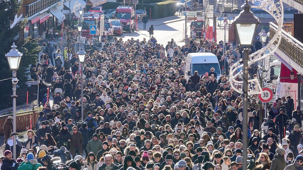 Bei einem Schweigemarsch in Crans-Montana wird an die jungen Opfer der Katastrophe erinnert. Foto: Antonio Calanni/AP/dpa