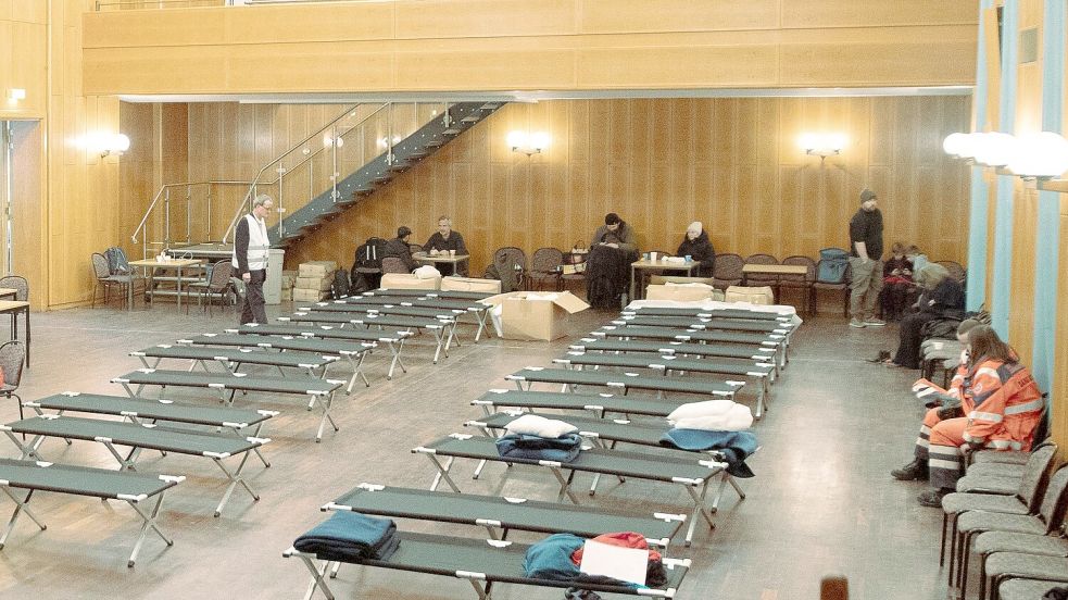 Noch sind die rund 25 Betten im Bürgersaal Zehlendorf für die Nacht nicht in Beschlag genommen. Foto: Carsten Koall