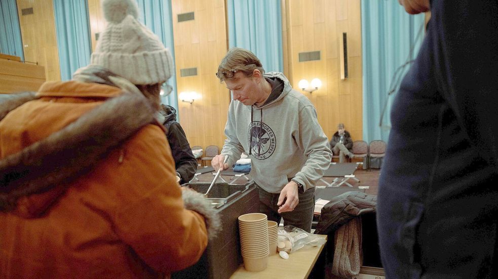 Wofram Keller vom Sportverein Zehlendorfer Wespen gehört zu den zahlreichen Freiwilligen die im Berliner Südwesten helfen. Foto: Carsten Koall