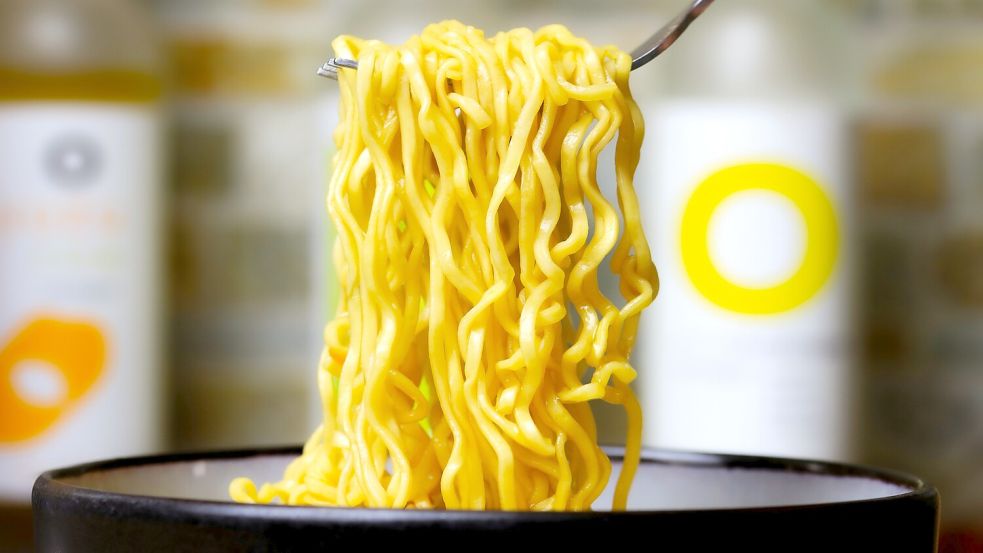 Instantnudeln sind zum weltweiten Klassiker der Ernährung geworden. Foto: Mario Verduzco/Unsplash