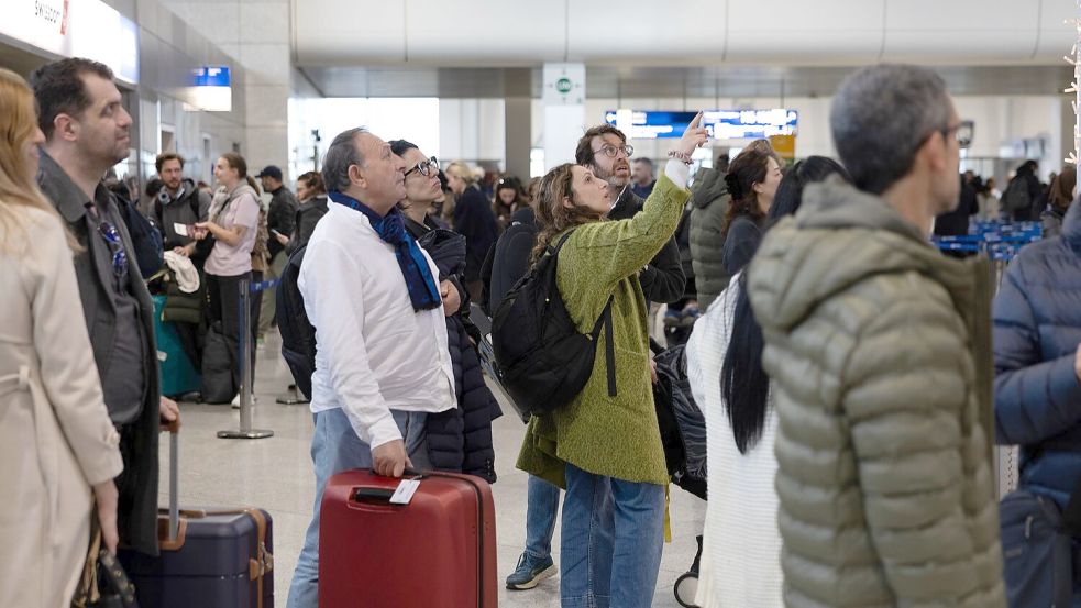 Luftraum geschlossen: Strapazen für die Fluggäste am Athener Flughafen. Foto: Yorgos Karahalis/AP/dpa