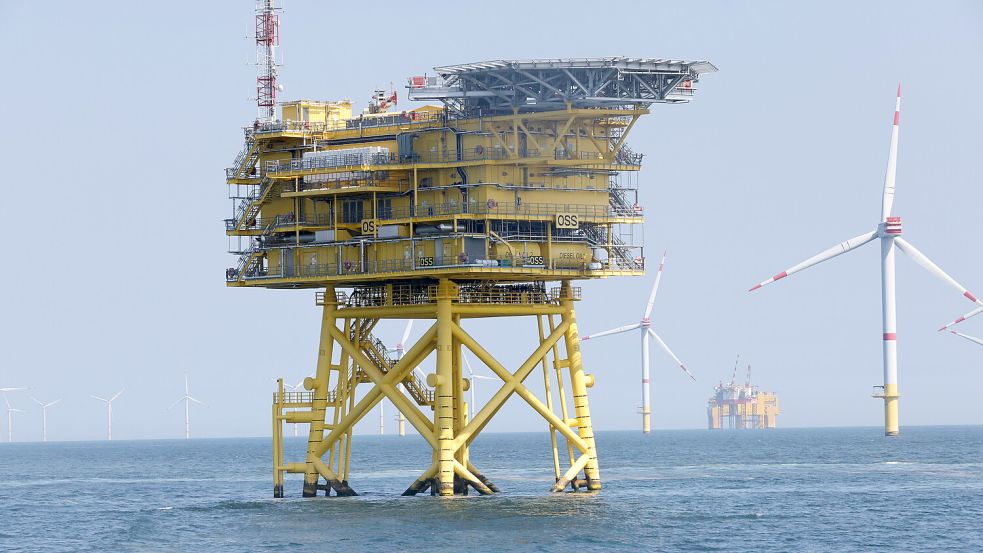 Damit Offshore-Energie größtenteils nach Mittel- und Süddeutschland fließen kann, werden Teile des Küstenmeers und der Landschaft in Ostfriesland zugebaut. Dass jetzt auch noch die Windkraft-Gewerbesteuereinnahmen alle nach Wilhelmshaven fließen sollen, verärgert die Region. Das Foto zeigt DolWin2 in der Nordsee. Foto: Claus Hock/Archiv