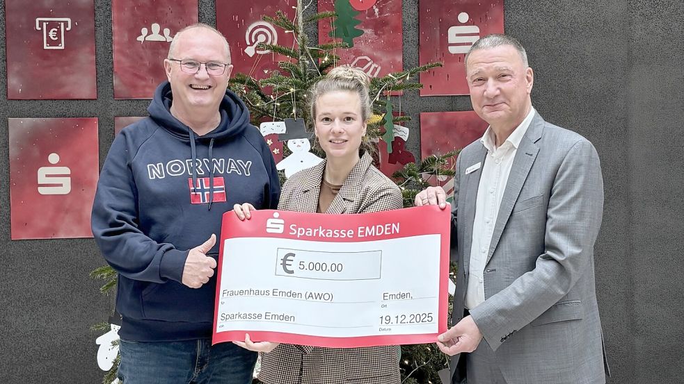 Awo-Vorstand Holger Janssen (von links), die Leiterin des Emder Frauenhauses, Ramona Horstmann, und Sparkassendirektor Jens Jann trafen sich zur Spendenübergabe. Foto: privat
