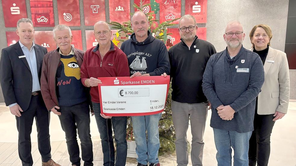 Sparkassendirektor Stefan Schmidt (links) und Mitarbeiterin Insa Bruns-Breninck (rechts) überreichten Thorsten Hecht vom Emder Mühlenverein (von links), Bertram Meyer vom Förderverein Georg Breusing, Wilhelm Gerdes vom Förderverein Museumslogger sowie Bernd-Thomas Martens und Jörg Grund vom Larrelter Dorfverein insgesamt 8700 Euro. Foto: privat