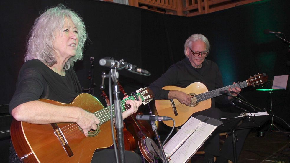 Die Niederländerin Hendrikje Ruiter brachte den Fado aus Portugal nach Engerhafe. Begleitet wurde die Sängerin von Musiker Hans van Geldern an der klassischen Gitarre. Foto: Niet